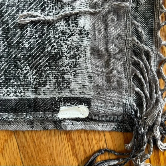 Grey abstract scarf - Picture 6 of 6